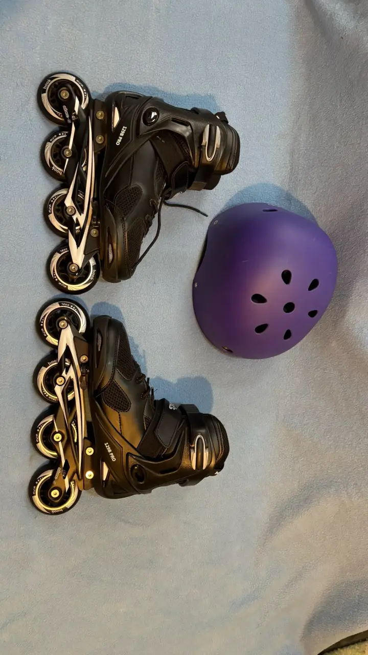 Patines negros con casco violeta - 2
