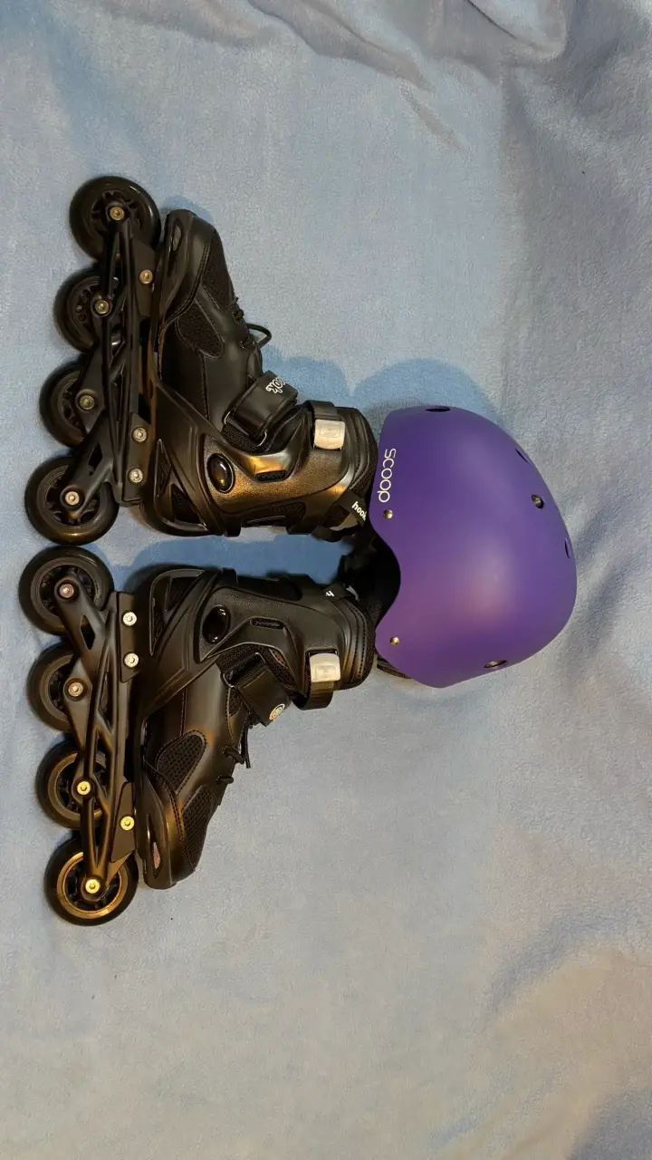 Patines negros con casco violeta - 3