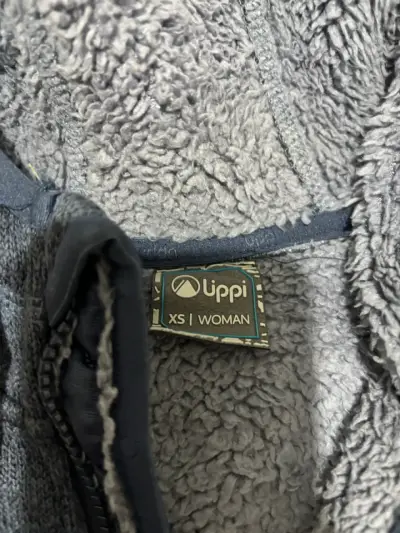 Chaqueta azul con capucha - miniatura 2