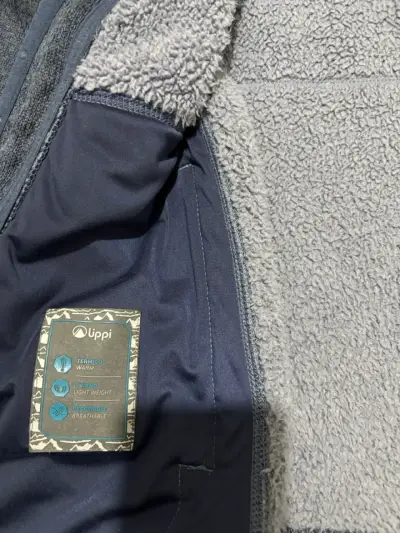 Chaqueta azul con capucha - miniatura 3