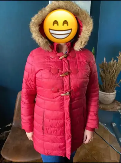 Abrigo rojo con capucha de peluche - miniatura 1