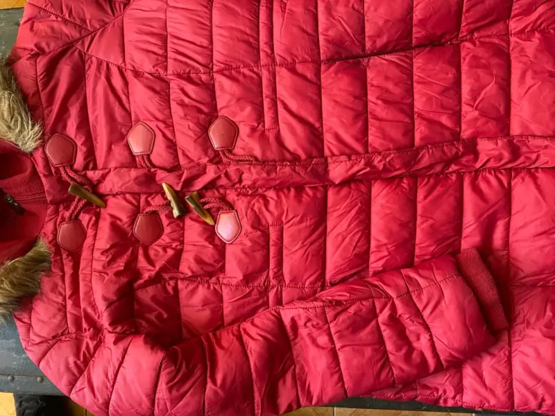 Abrigo rojo con capucha de peluche - 2