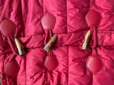 Abrigo rojo con capucha de peluche - miniatura 3
