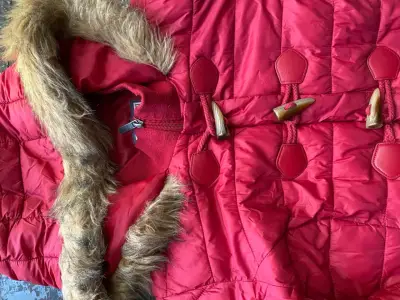 Abrigo rojo con capucha de peluche - miniatura 4