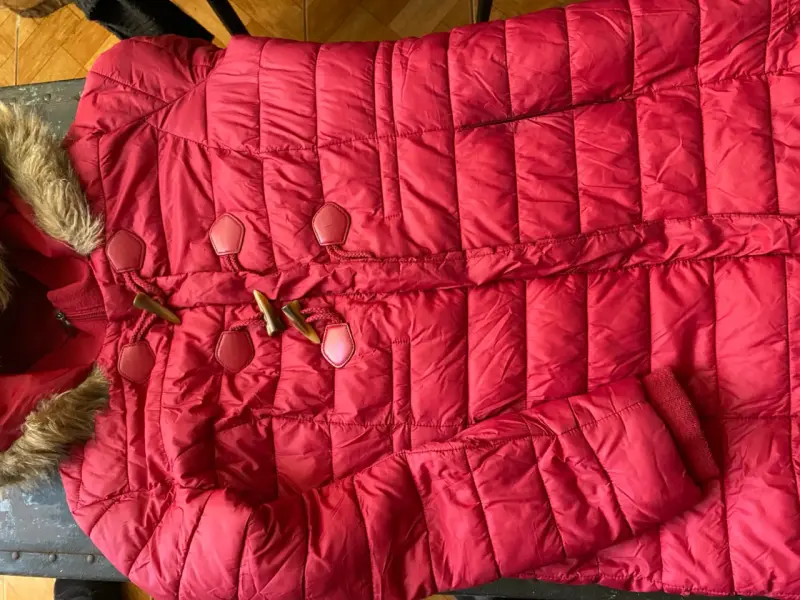 Abrigo rojo con capucha de peluche - 6