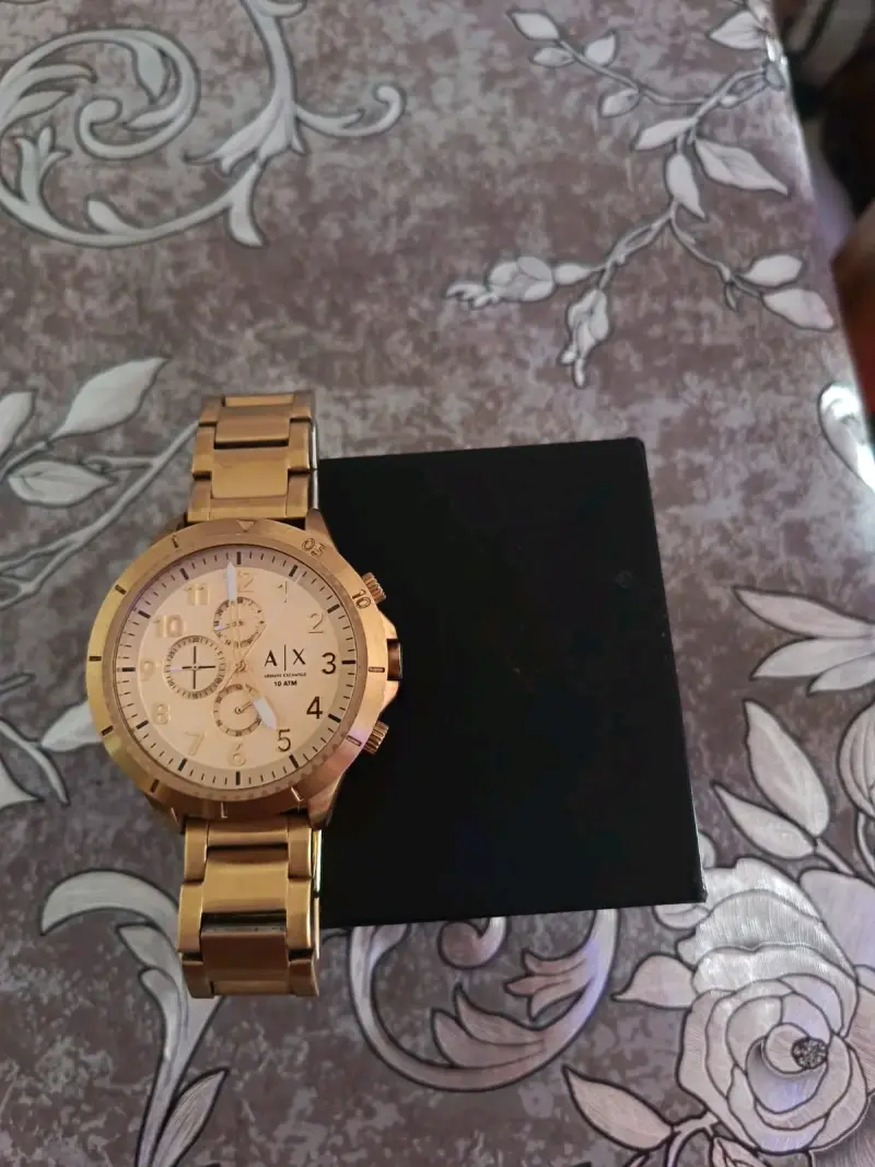 Reloj dorado A/X