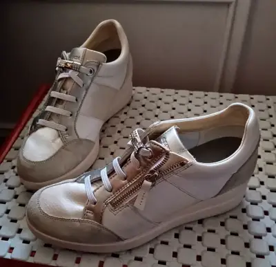 Zapatillas urbanas blancos con gris y plateado. - miniatura 1