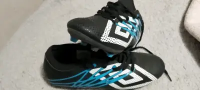 Zapatos de fútbol negro y azul - miniatura 1