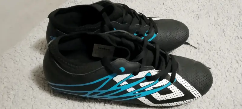 Zapatos de fútbol negro y azul - 2