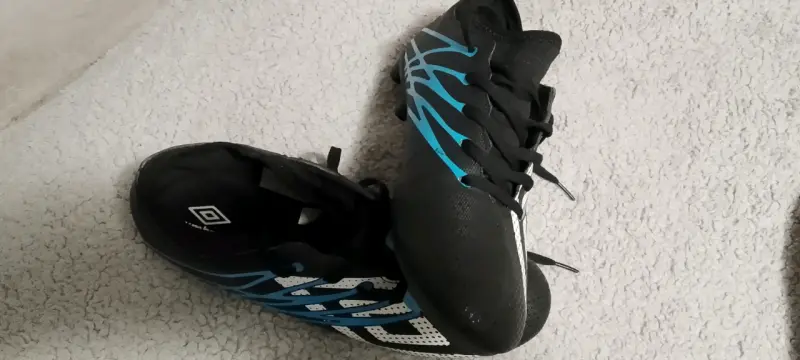 Zapatos de fútbol negro y azul - 3