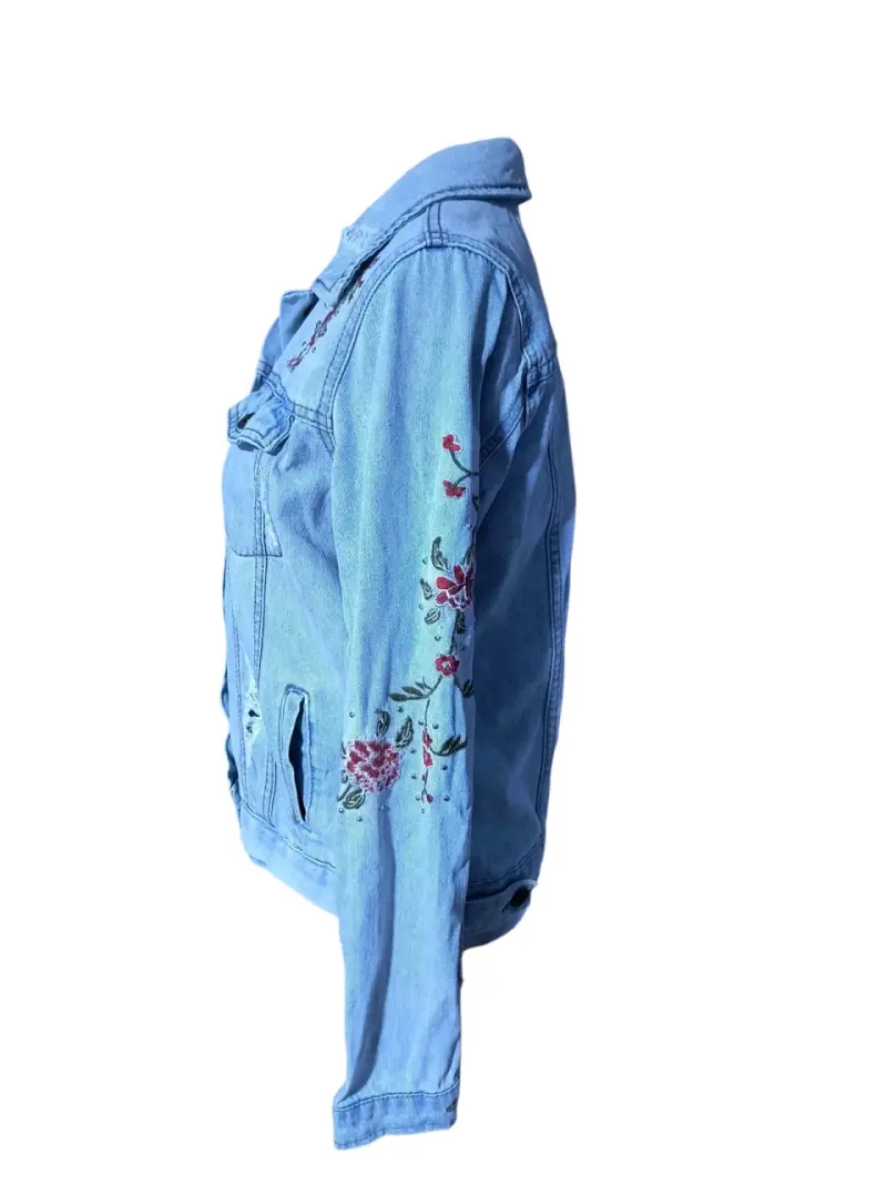 Chaqueta de mezclilla con bordado marca Muv - 2