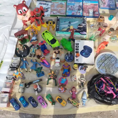 Lote de figuras y juguetes variados - miniatura 1