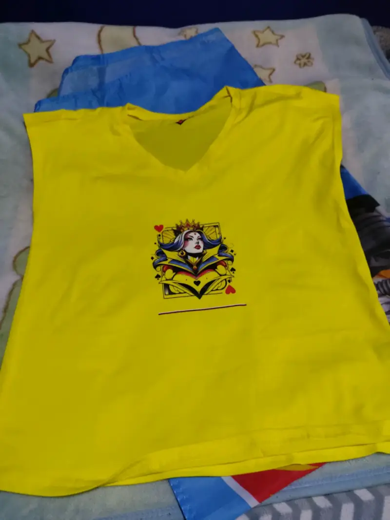 Polera amarilla con estampado