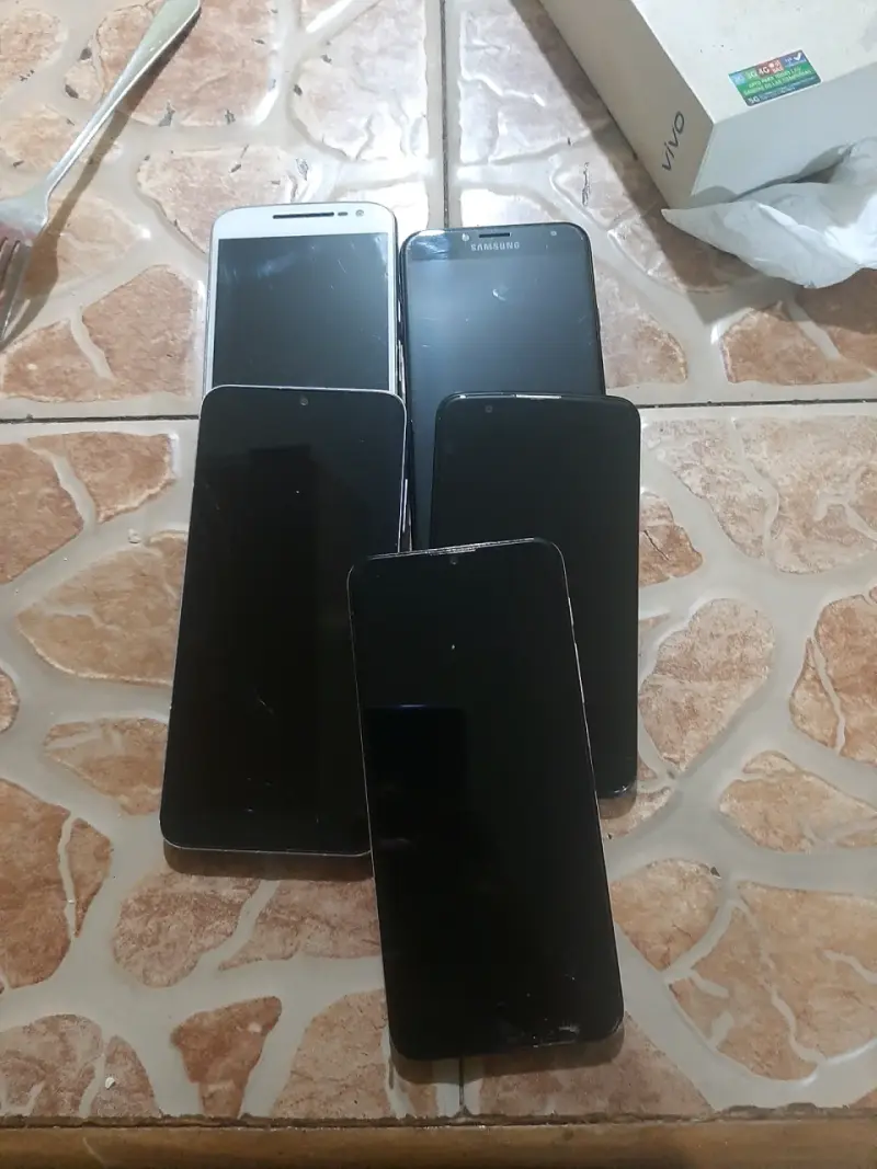 Conjunto de teléfonos usados - 1