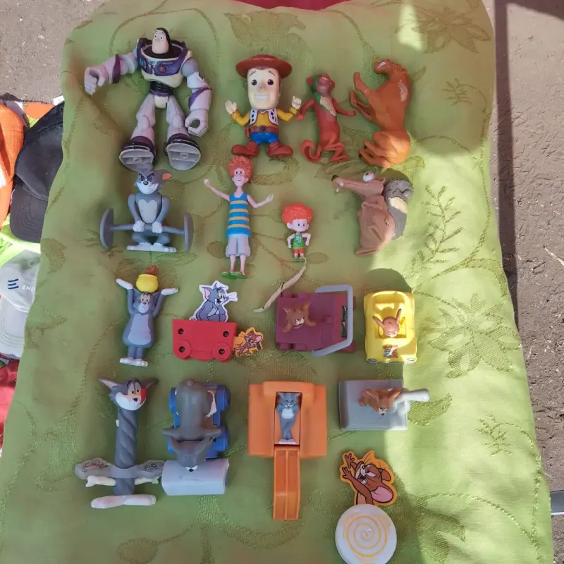 Lote de figuras y juguetes variados - 6