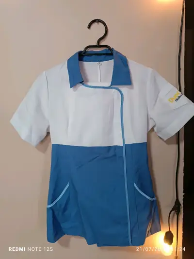 Uniforme clínico blanco y azul - miniatura 1