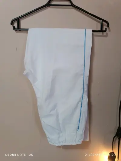 Uniforme clínico blanco y azul - miniatura 2