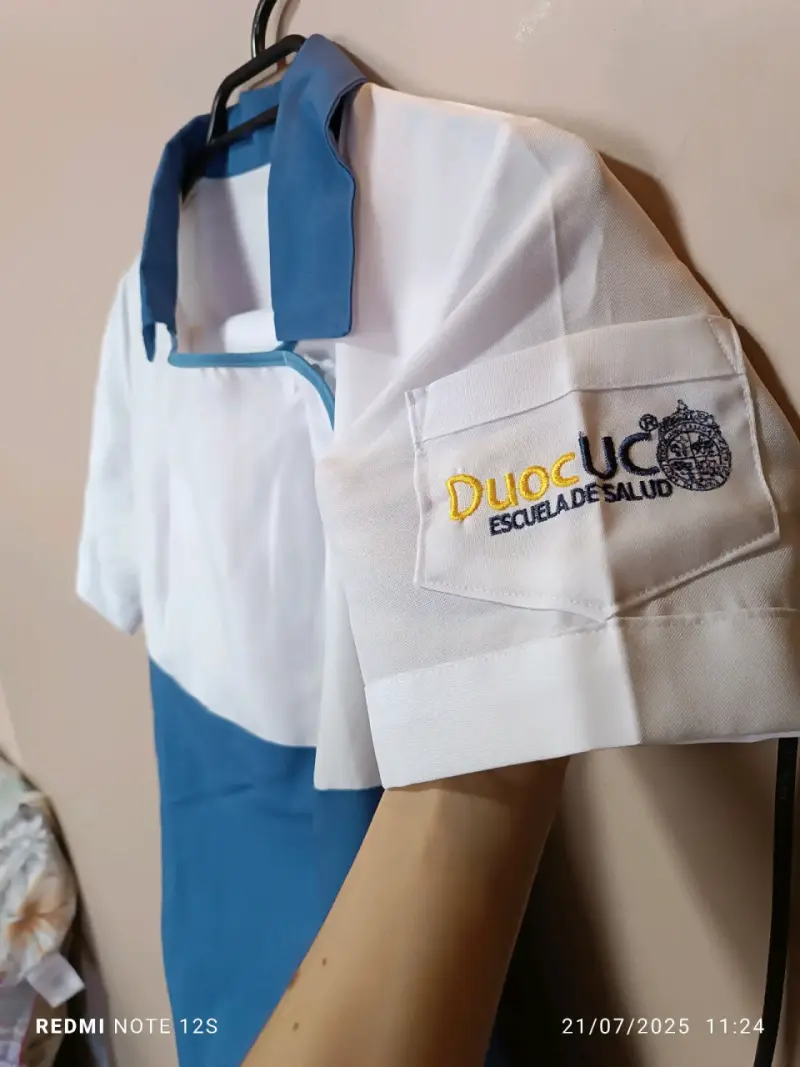 Uniforme clínico blanco y azul - 3