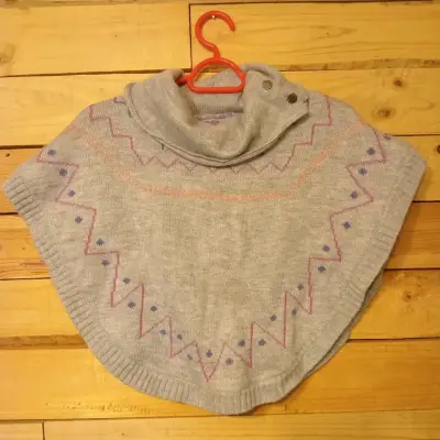 Poncho gris con diseño patrones - miniatura 1