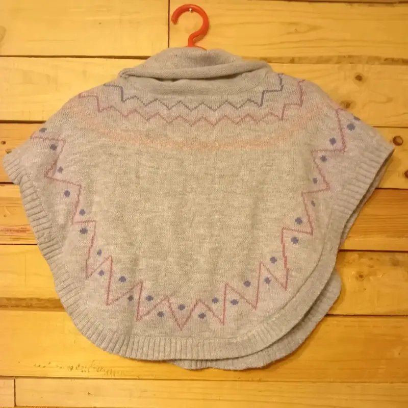 Poncho gris con diseño patrones - 2