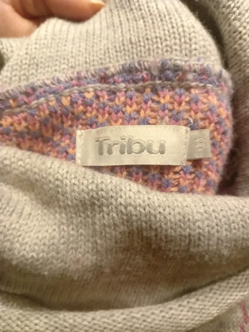 Poncho gris con diseño patrones - 3