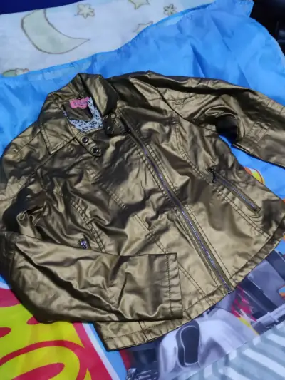 Chaqueta dorada estilo motociclista - miniatura 1