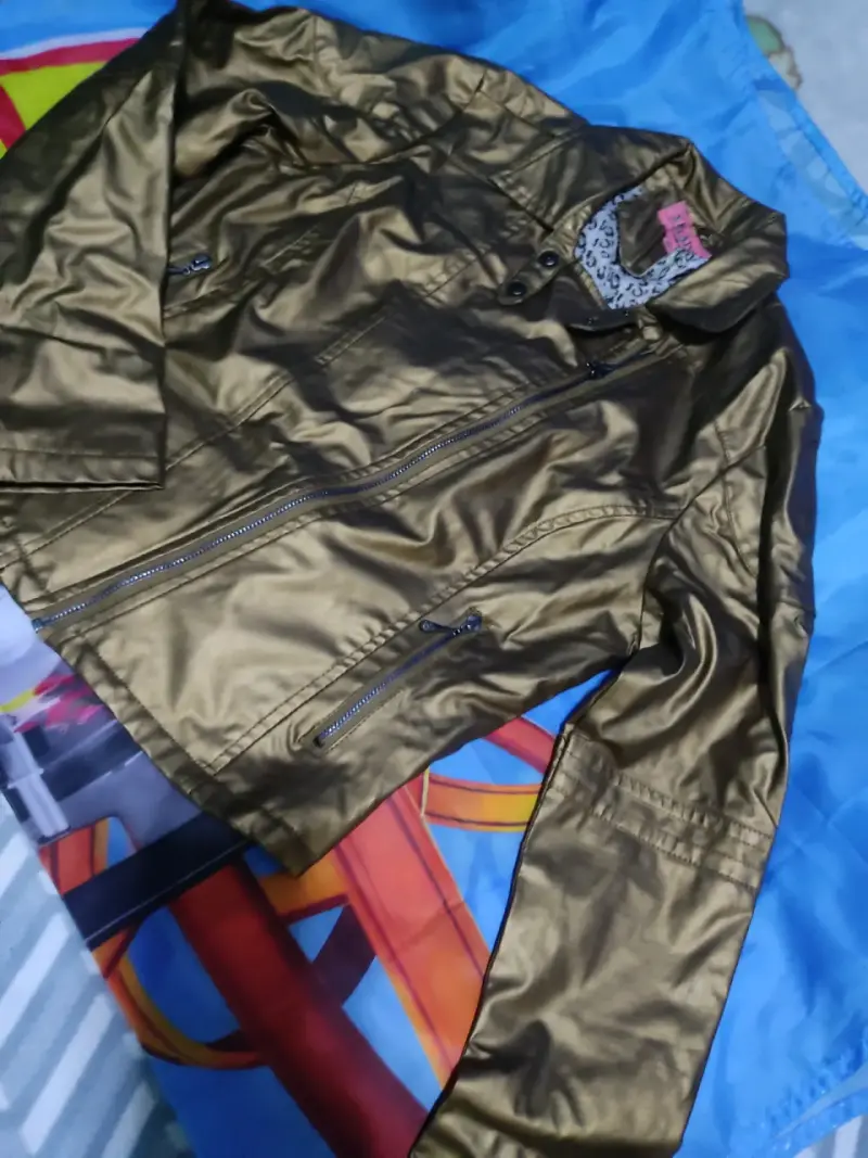 Chaqueta dorada estilo motociclista - 2