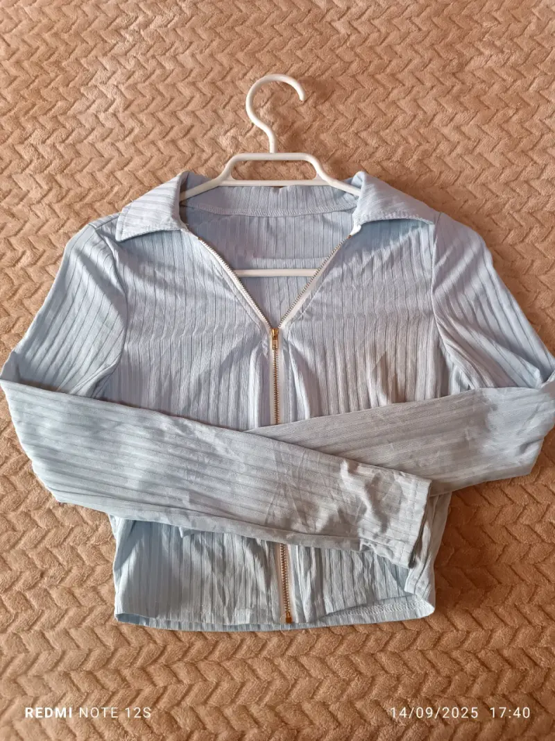Blusa celeste claro con cremallera