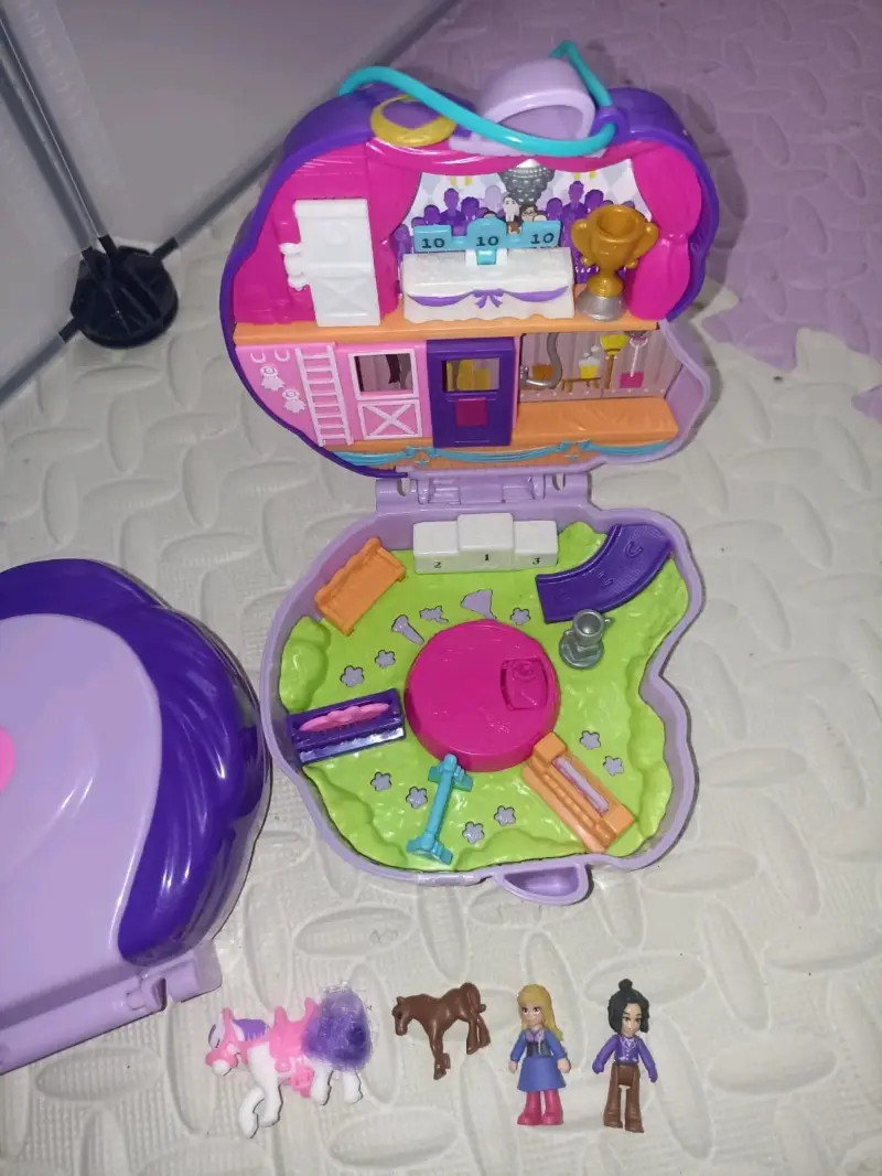 Set de juguete compacto con figuras - 1