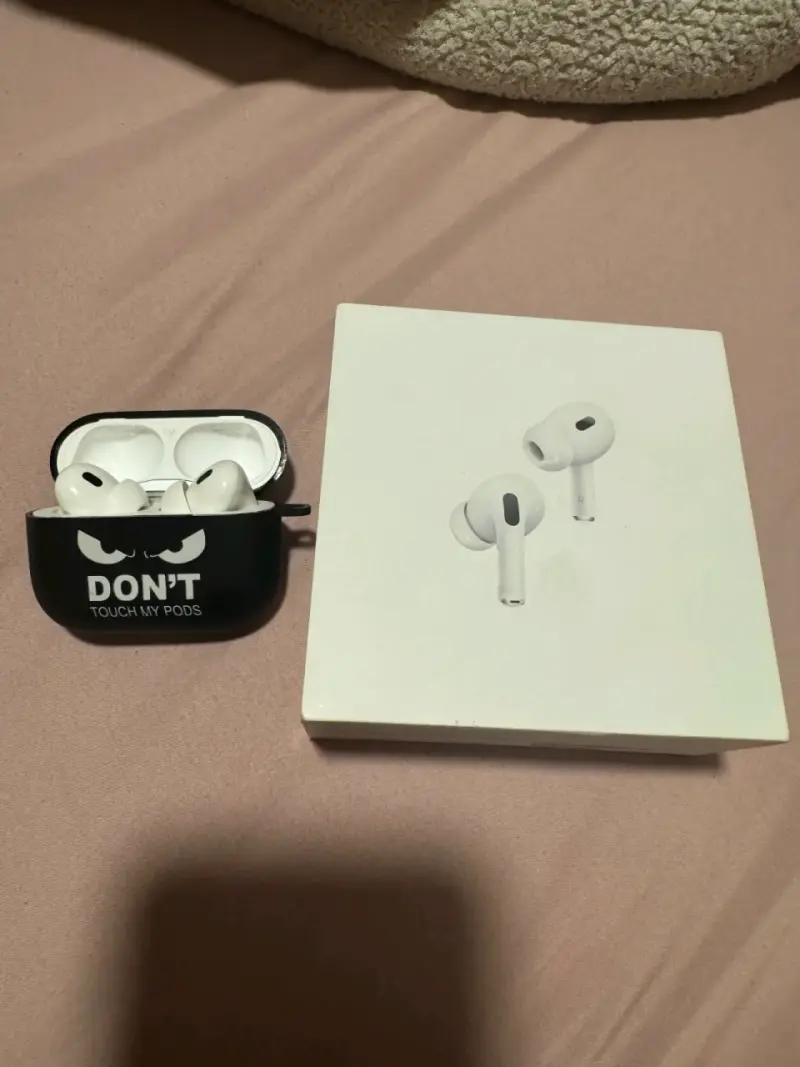 iPhone 15 Pro Max + AirPords Pro 2 - 2