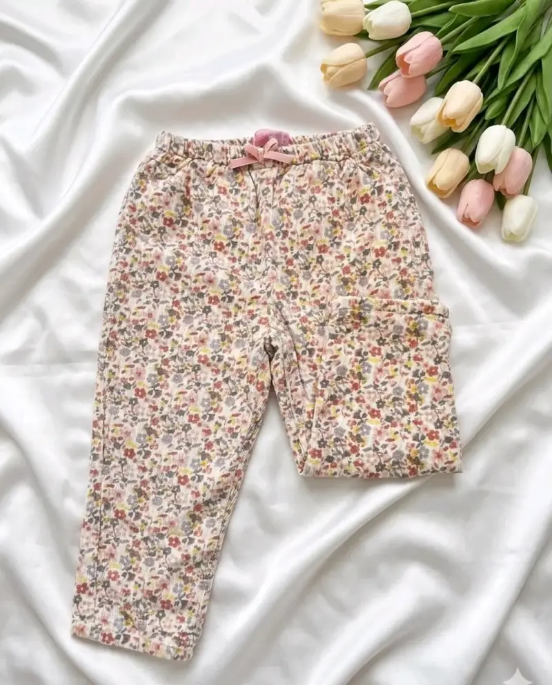 Pantalones infantiles florales
