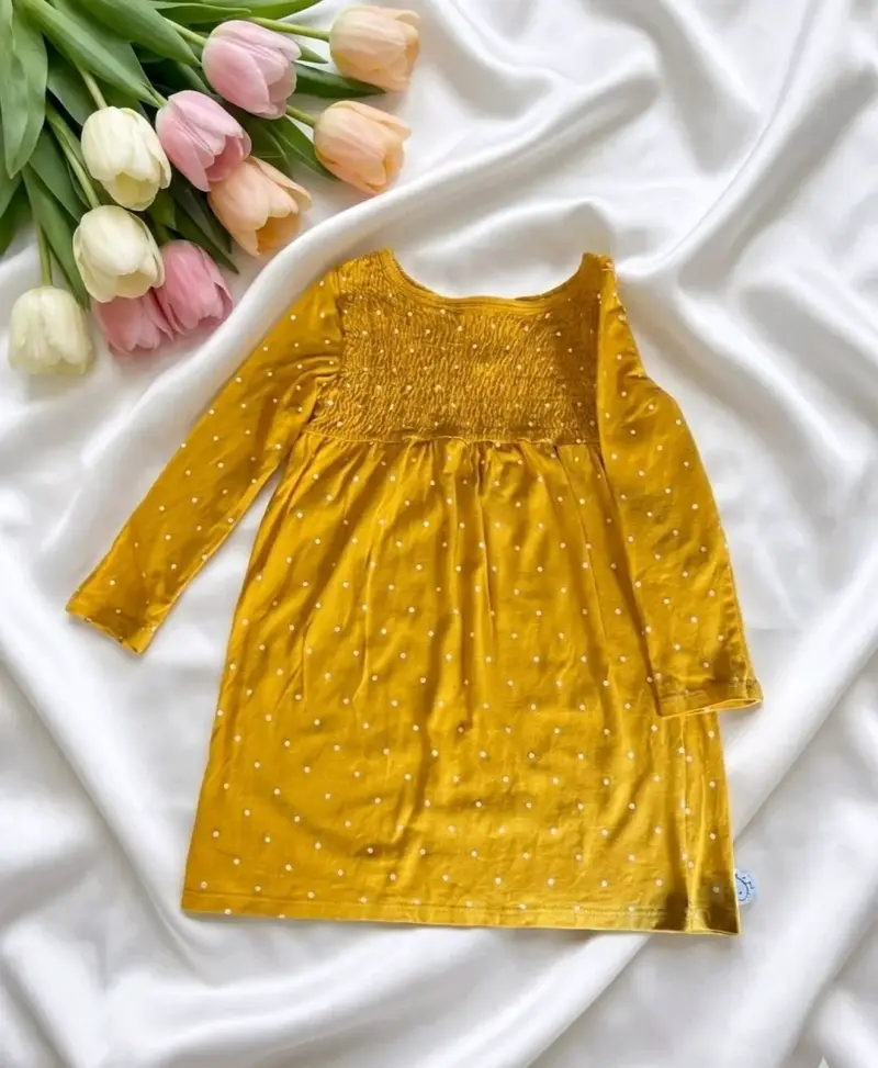 Vestido mostaza con puntos