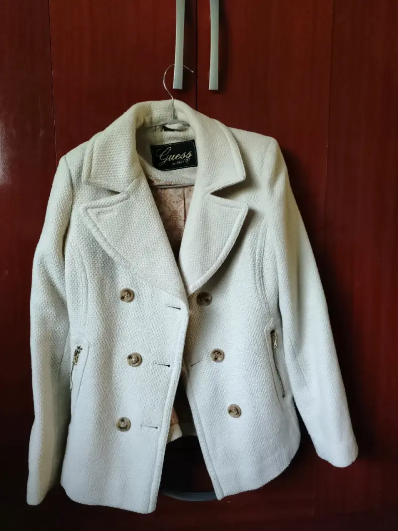 Abrigo blanco Guess con botones