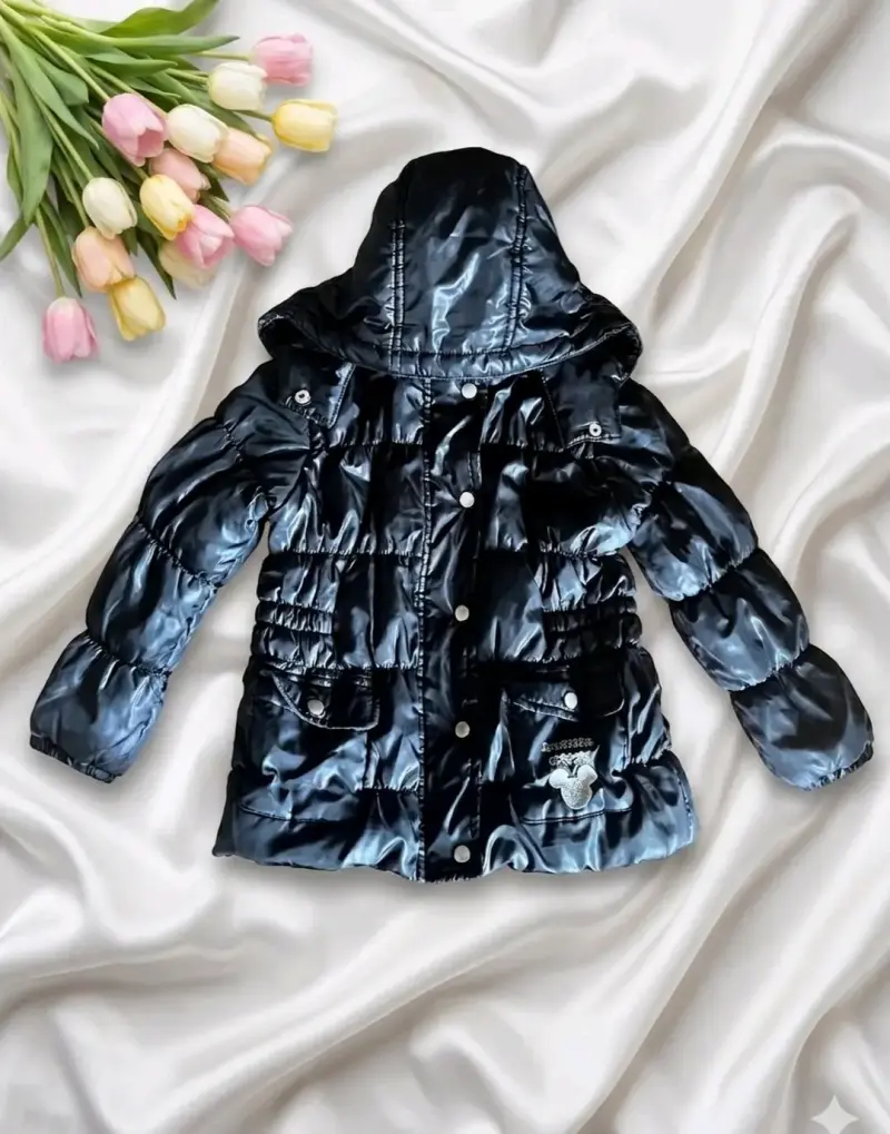 Chaqueta acolchada negra con capucha