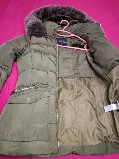 Parka acolchada verde con capucha - miniatura 1