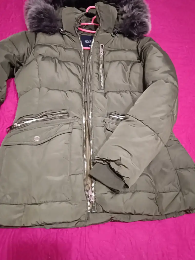 Parka acolchada verde con capucha - 3