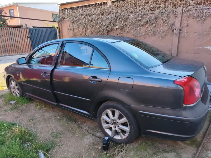 Auto Toyota avensis sedán gris 2006 - 3