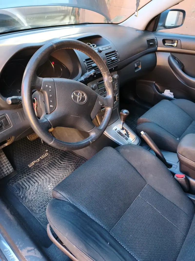 Auto Toyota avensis sedán gris 2006 - 6