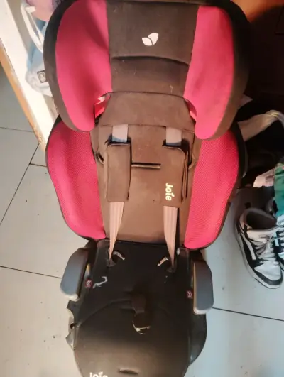 Silla de auto infantil Joie negra y roja - miniatura 1
