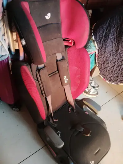 Silla de auto infantil Joie negra y roja - miniatura 2