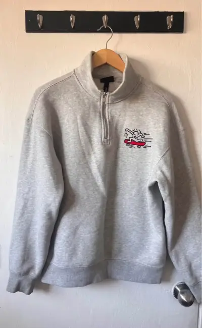 Polerón gris con diseño bordado - miniatura 1