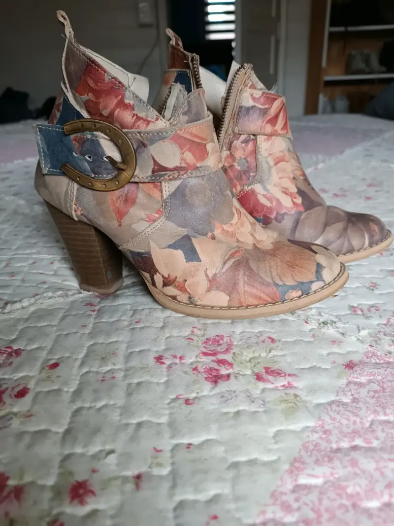 Botines de cuero floral