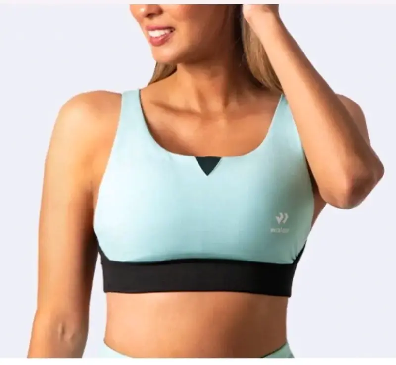 Top deportivo celeste y negro