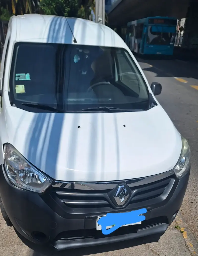 Furgoneta blanca Renault doker - 1