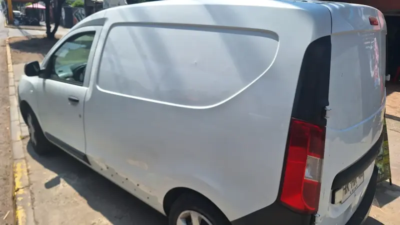 Furgoneta blanca Renault doker - 2