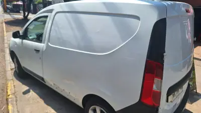 Furgoneta blanca Renault doker - miniatura 2