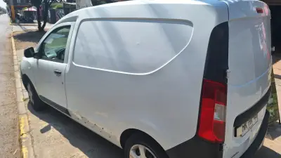 Furgoneta blanca Renault doker - miniatura 3