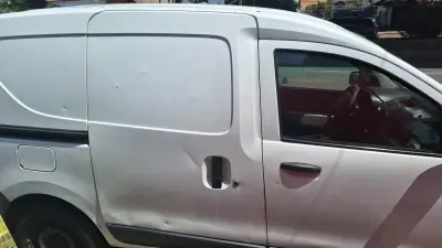 Furgoneta blanca Renault doker - miniatura 4