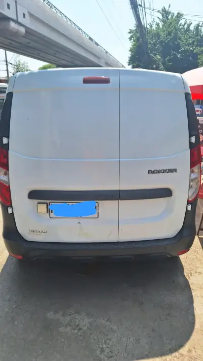 Furgoneta blanca Renault doker - miniatura 5