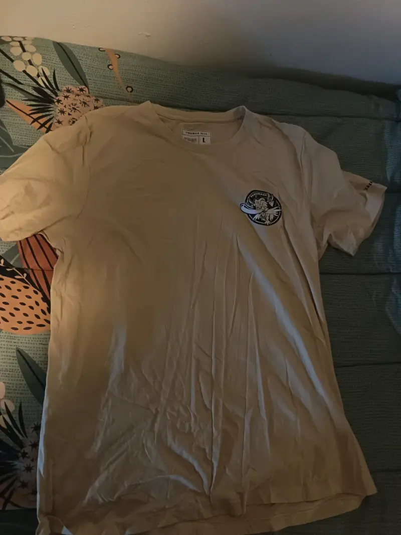 Polera beige con logo estampado